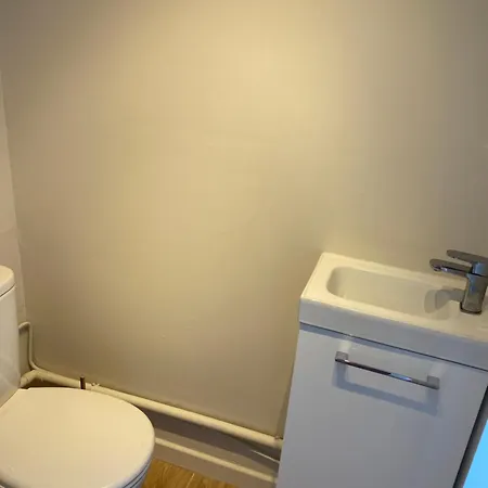 Paddock Apartment *